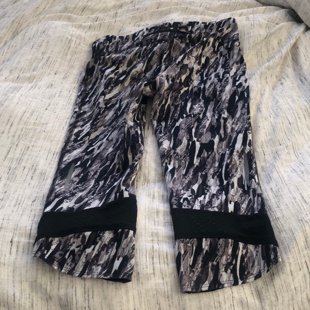 Black & White, Printed Under Armour Workout Capris - Sz M
